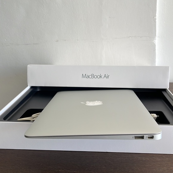 COPY - Mac Book Air 11.5 - Picture 3 of 6